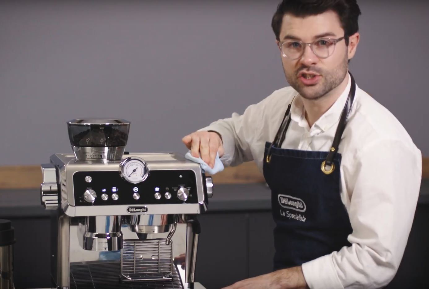 Nettoyer l'extérieur de la machine Delonghi